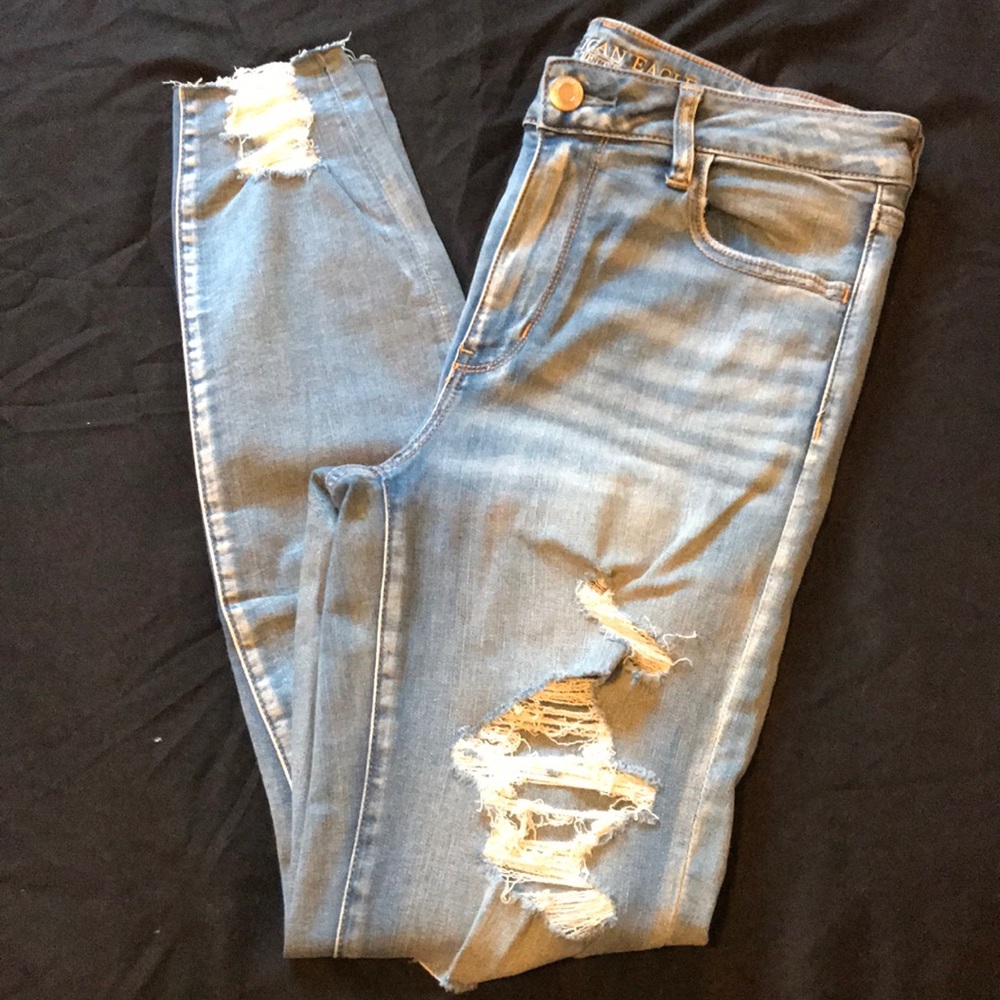 NWOT DISTRESSED AEO BLUE JEANS!